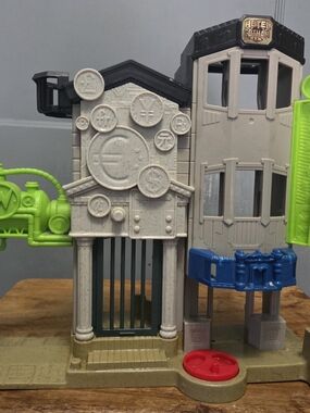 🖤 Penguin’s Hotel Gotham City Lair – villain headquarters! 🐧🦇